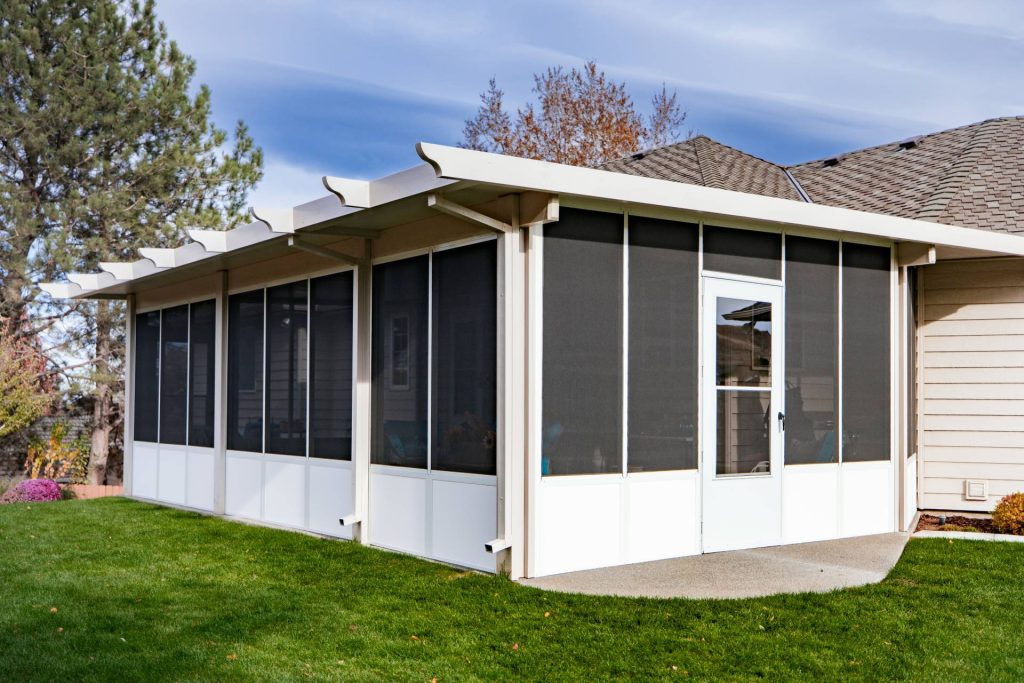 exterior view of screen room installation in Pasco