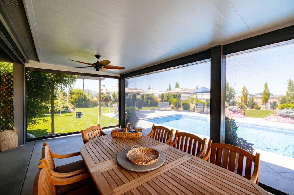 exterior screens in a outdoor dining area